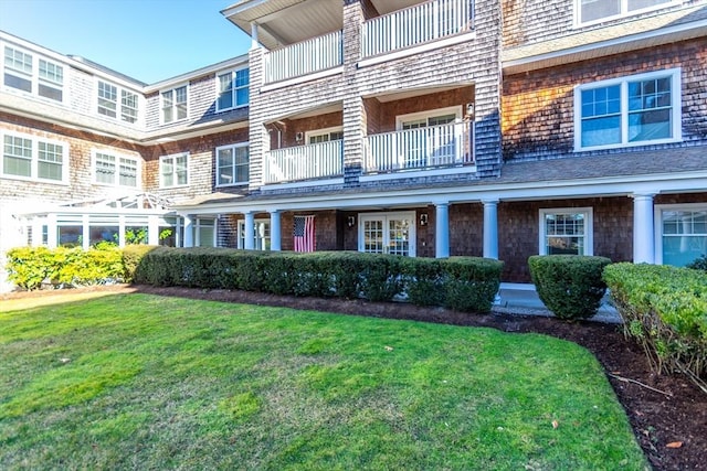 view of front of home featuring a front yard