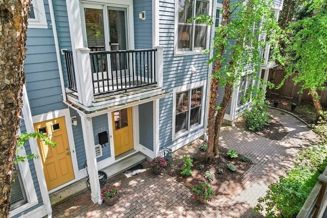 26-B Lake St Unit 26B, Somerville, MA 02143 - property entrance featuring a balcony