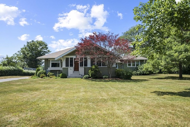 view of front facade featuring a front lawn