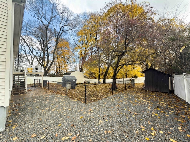 view of yard featuring a storage unit