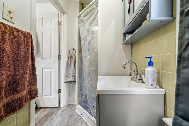 400 N Woodstock Rd, Southbridge, MA 01550 - bathroom with tasteful backsplash, wood finished floors, and vanity