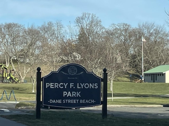 community sign with a lawn