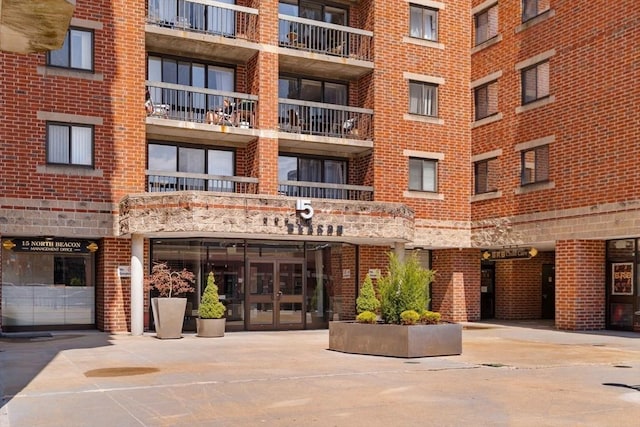 view of apartment building / complex