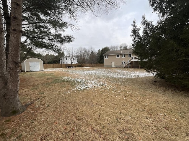 view of yard featuring a storage unit