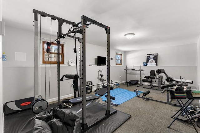 workout room featuring baseboards