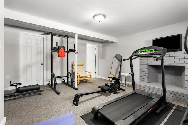 exercise area featuring baseboards