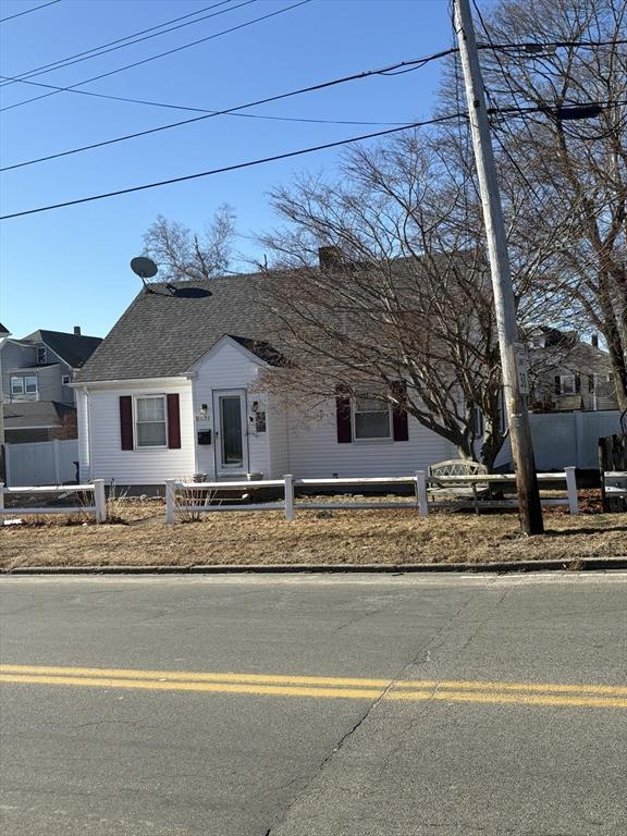 view of front of property featuring a fenced front yard and a shingled roof