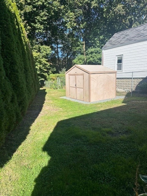 view of yard with a storage shed