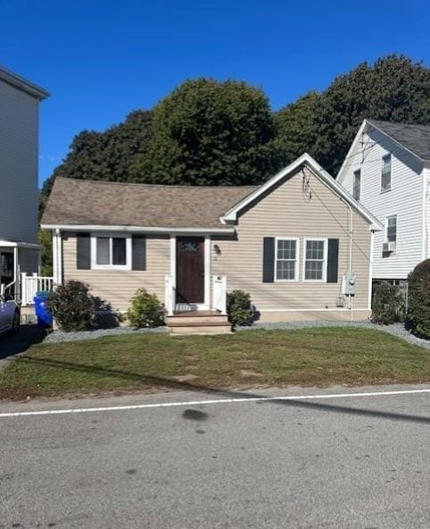 view of front facade with a front yard