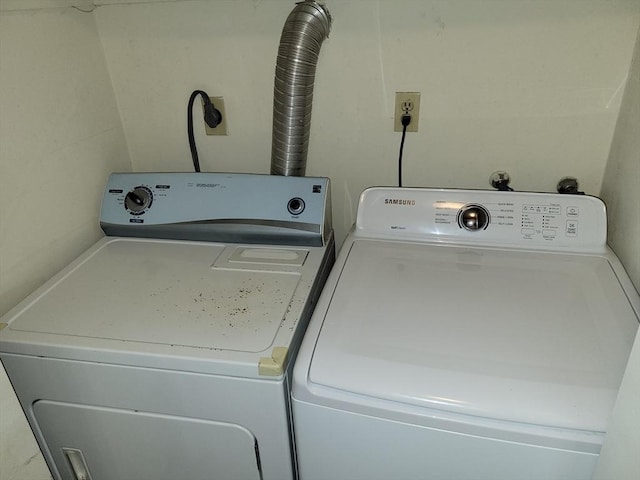 4 Post Oak Ln Unit 15, Natick, MA 01760 - laundry room with washer and clothes dryer