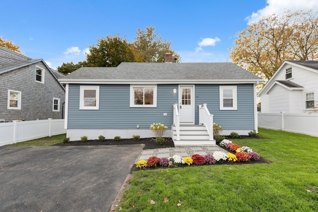 view of front of property featuring a front lawn