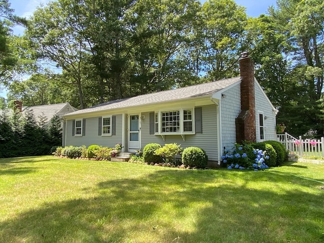 ranch-style home featuring a front lawn