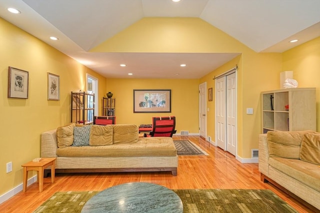 living area featuring lofted ceiling, wood finished floors, recessed lighting, and baseboards