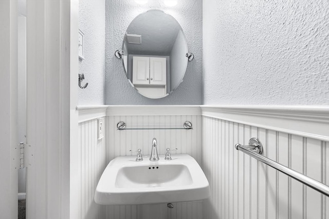 bathroom featuring sink