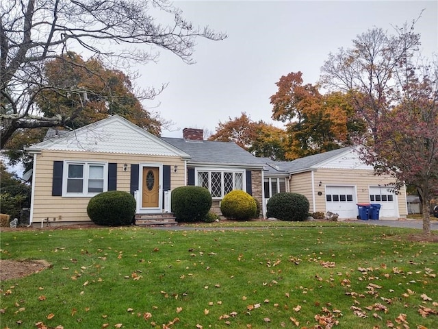 view of front facade featuring a front yard and a garage