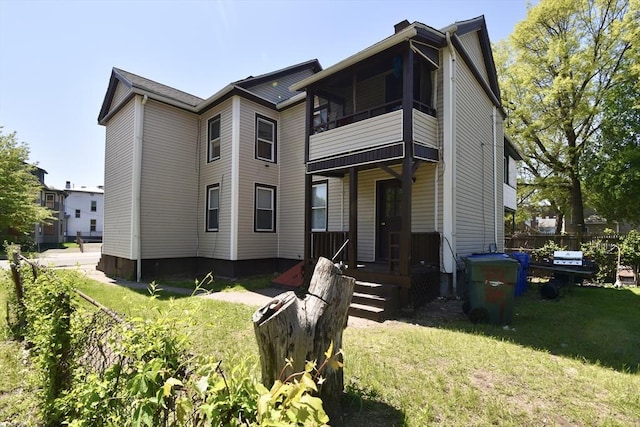 view of front of property with a front lawn and covered porch