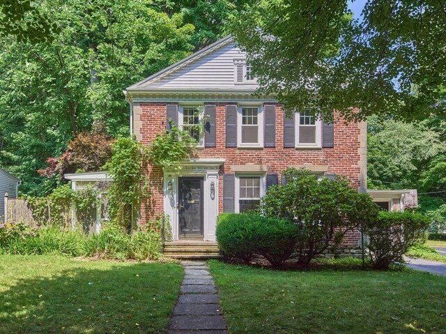 view of front of property featuring a front yard