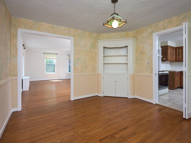 empty room featuring built in shelves and tile patterned flooring