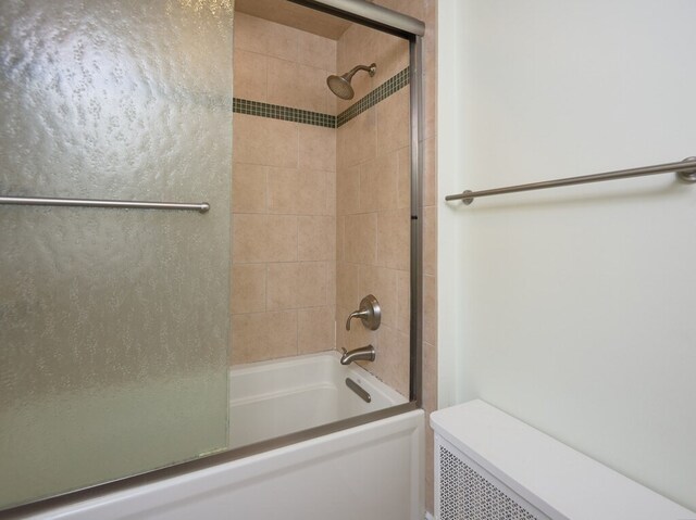 bathroom with enclosed tub / shower combo