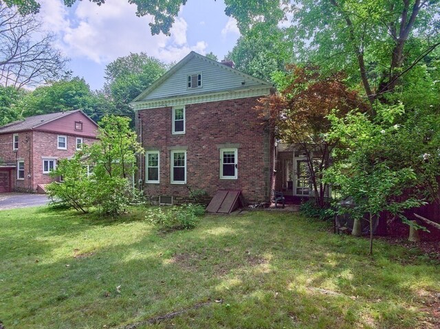 view of side of property featuring a lawn