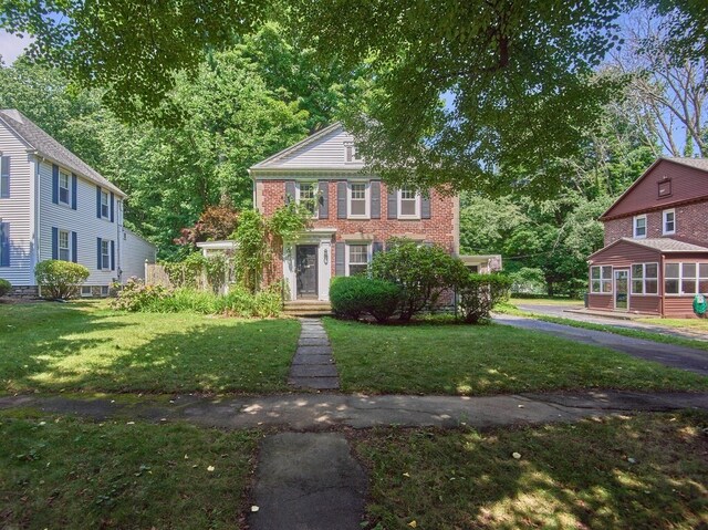 colonial inspired home featuring a front yard