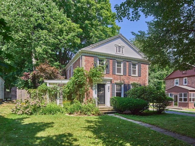 view of front of property with a front yard