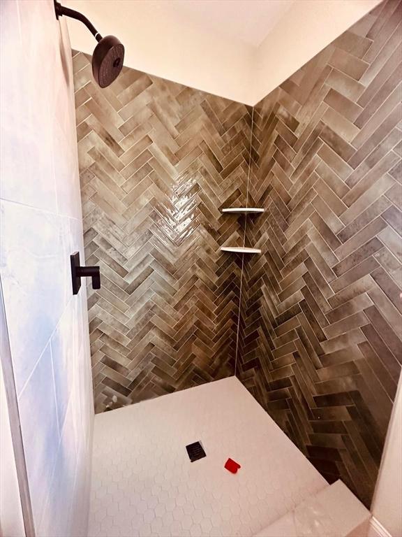 bathroom featuring a tile shower