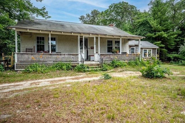 single story home with a porch