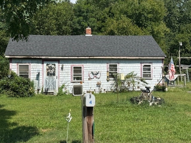 view of front facade featuring a front yard