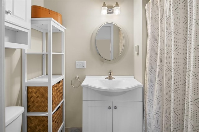 bathroom with a shower with curtain, vanity, and toilet