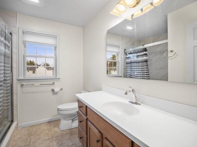 full bath featuring toilet, tile patterned flooring, vanity, a shower with curtain, and baseboards