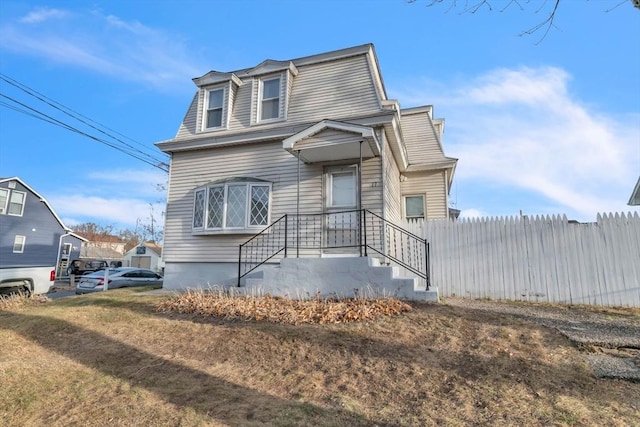 view of front of house featuring a front yard