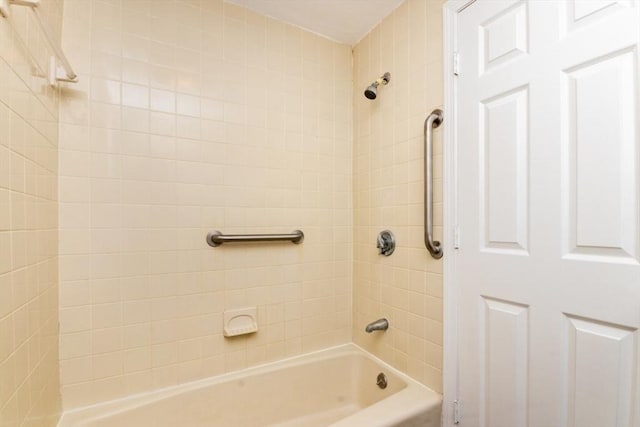 bathroom with tiled shower / bath combo