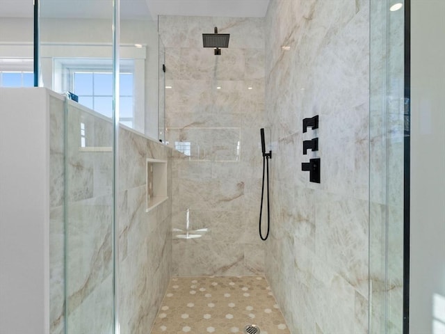 bathroom featuring a tile shower