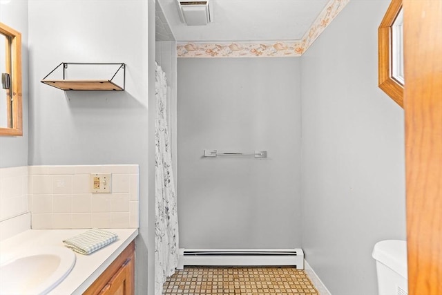 full bath featuring visible vents, a shower with shower curtain, toilet, baseboard heating, and vanity