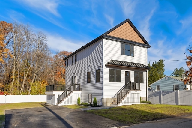 view of front facade featuring a front lawn