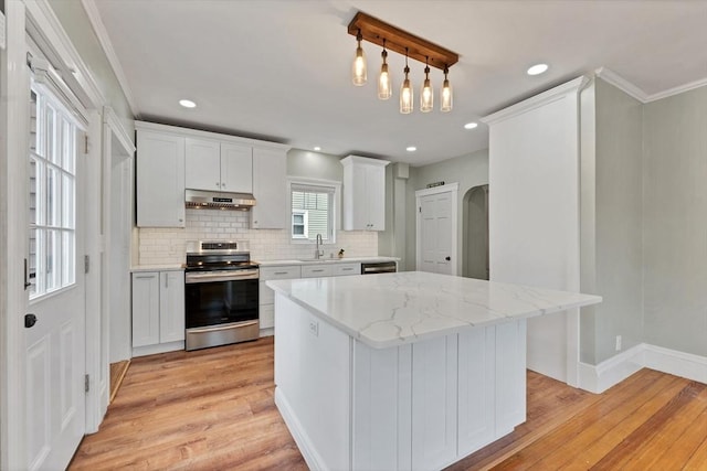 kitchen with stainless steel range with electric cooktop, light wood-type flooring, under cabinet range hood, tasteful backsplash, and ornamental molding