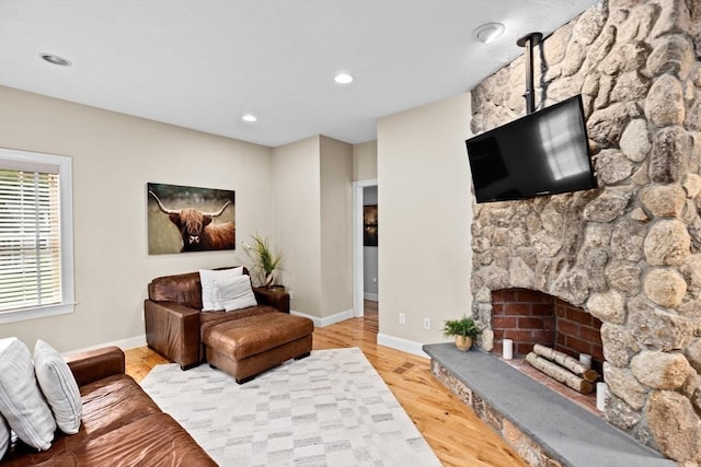 living area featuring light wood finished floors, baseboards, and recessed lighting