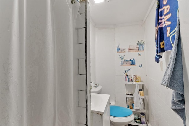 376 Elm St, Fitchburg, MA 01420 - bathroom with vanity and a shower with shower curtain
