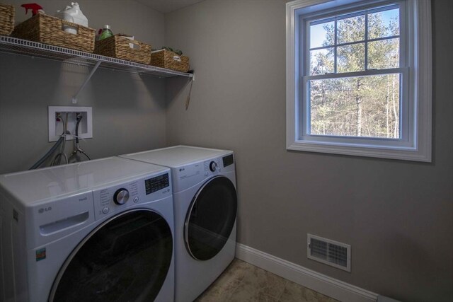 laundry room featuring laundry area, visible vents, independent washer and dryer, and baseboards