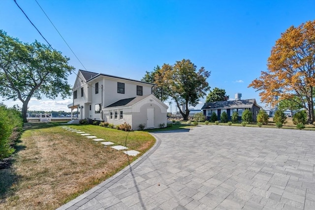 view of front facade featuring a front yard