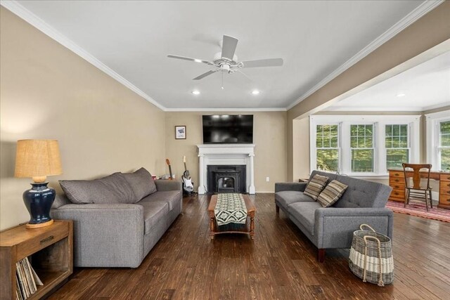 living area with ornamental molding, a fireplace, hardwood / wood-style floors, recessed lighting, and a ceiling fan