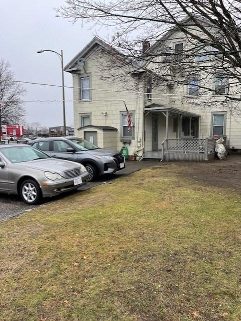 front of property featuring a front yard