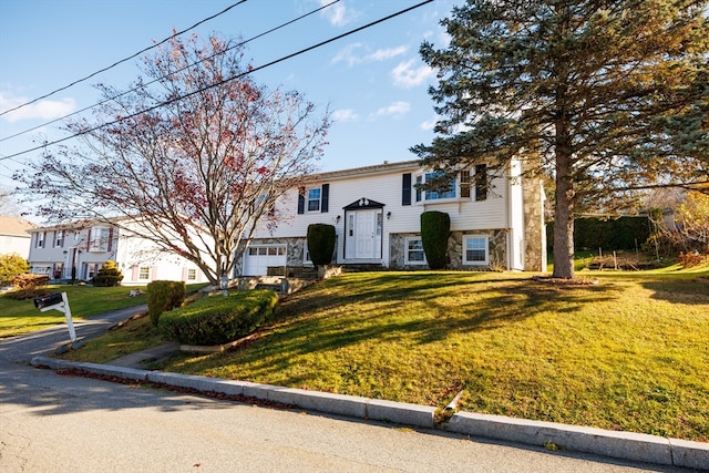 split foyer home with a front yard