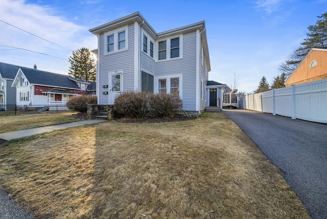 view of front of home featuring a front yard