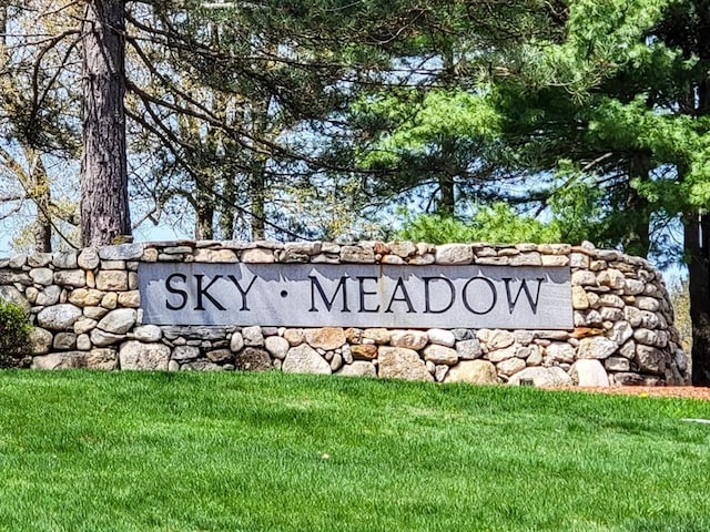 community / neighborhood sign featuring a yard