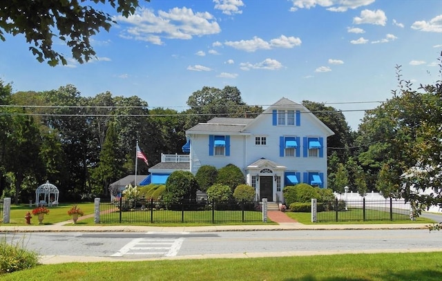 view of front of property featuring a fenced front yard and a front yard