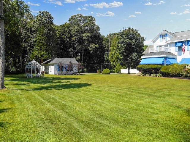 view of yard with an outdoor structure