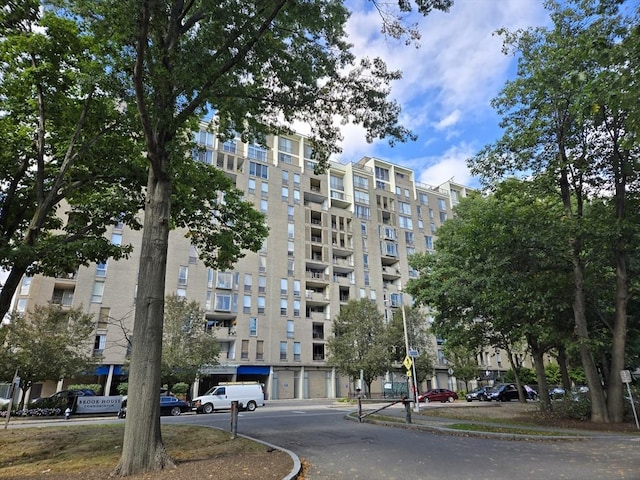 view of apartment building / complex