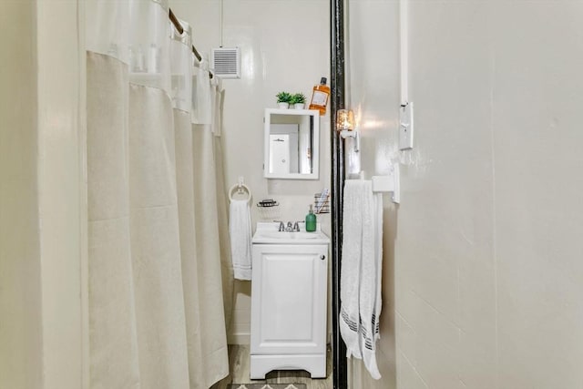 bathroom with a shower with shower curtain and vanity